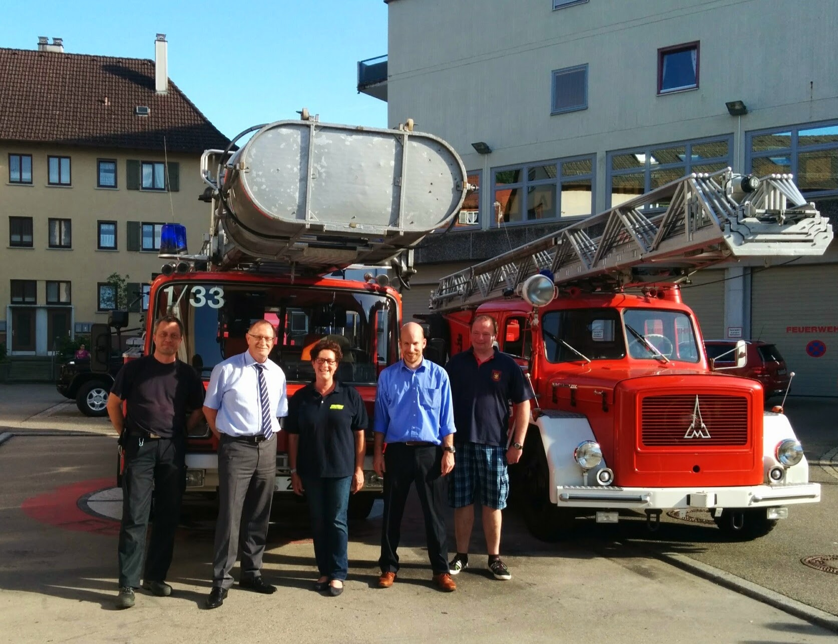 Hannes Steim (2. von rechts) zusammen mit Gerätewart Michael Grießer, Stadtbrandmeister Werner Storz, Abteilungskommandantin Annette Melvin und Drehleiter-Maschinist Bernd Schmid